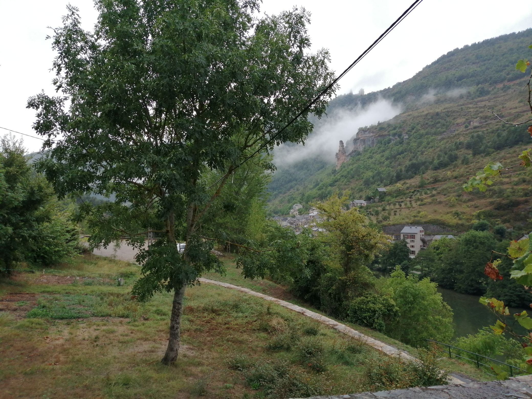 Vue de la rive gauche du Tarn et du village des Vignes depuis le jardin du presbytère.