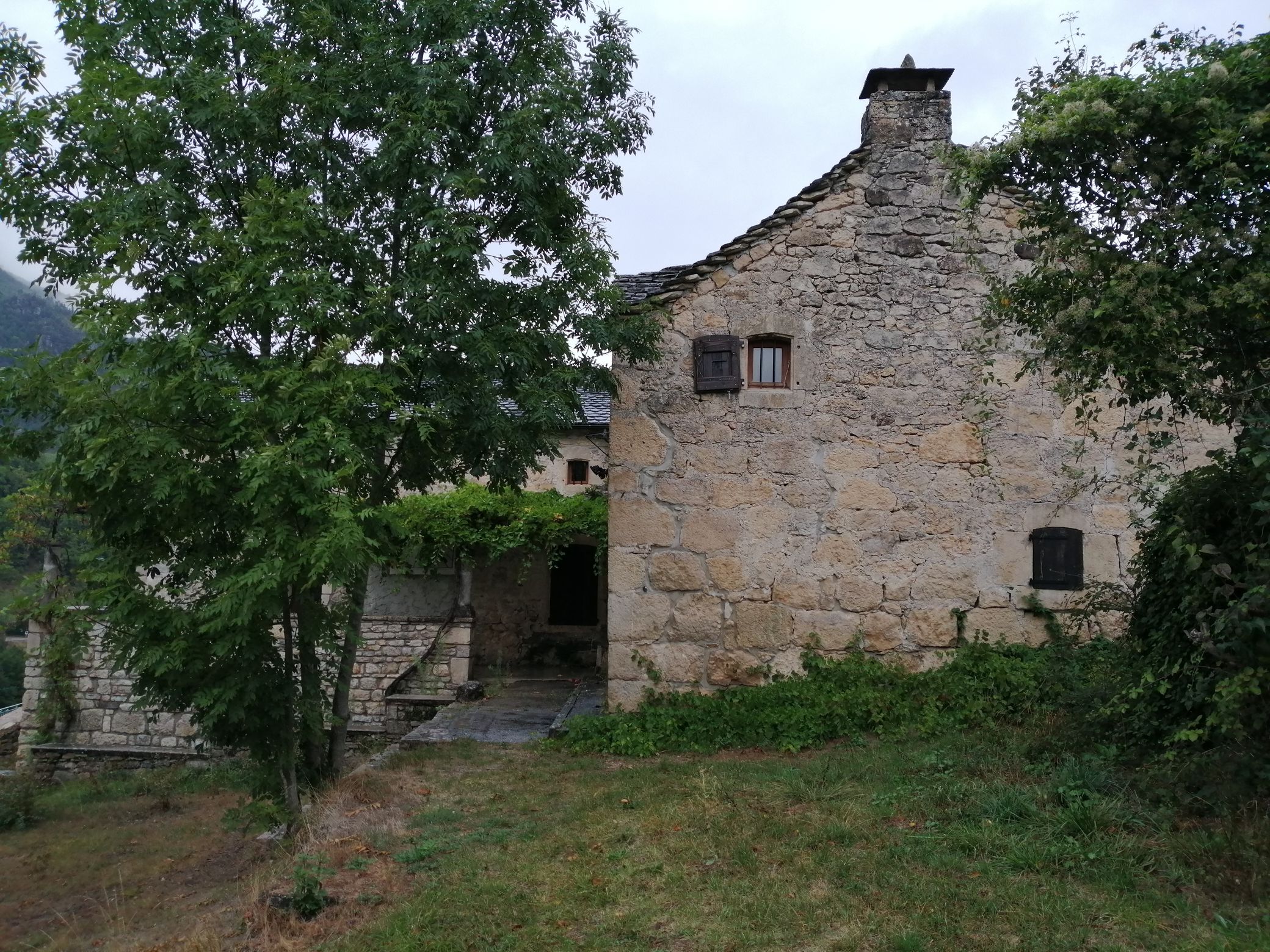 Presbytère, situé immédiatement à l’ouest de l’église.