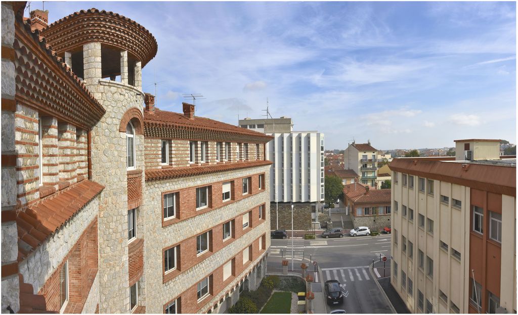 Vue de la façade principale depuis l'étage supérieur. 