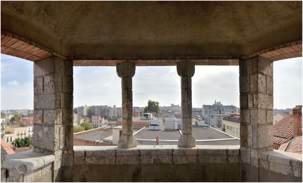 Belvédère à colonnes de marbre au sommet de la tour, offrant une vue vers le sud.