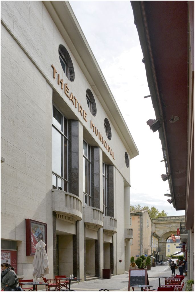 Façade sur la rue Courtejaire. Vue vers le portail des Jacobins.