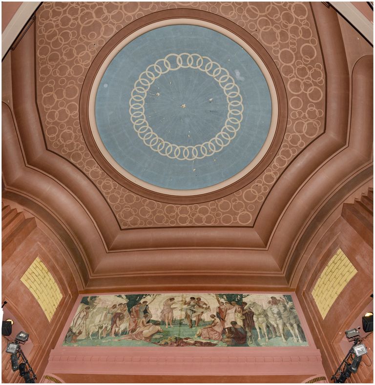 Salle. Plafond et peinture de scène.