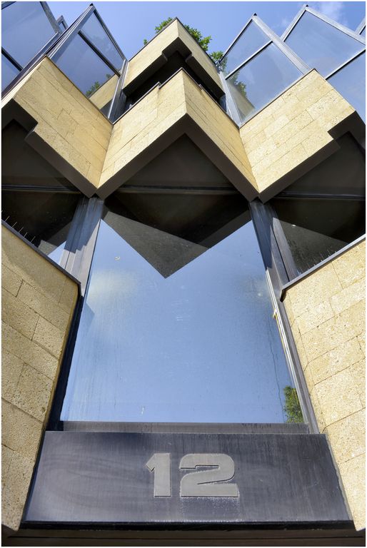 Façade sur l’avenue. Détail de la travée centrale.