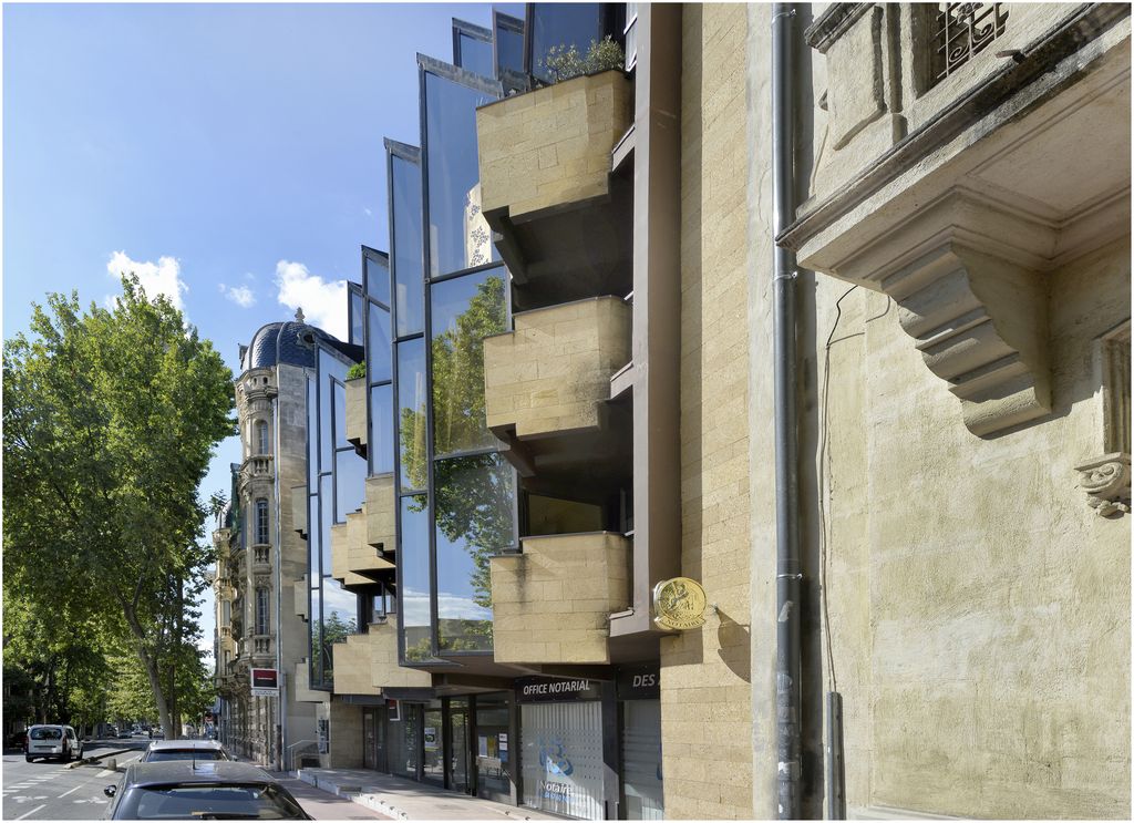 Façade sur l’avenue. Vue de l’insertion dans le paysage urbain, depuis le nord.