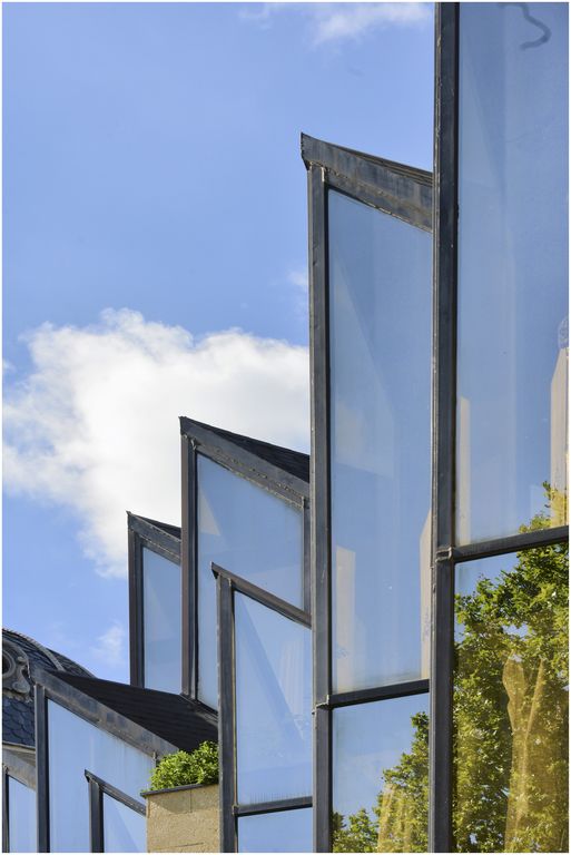 Façade sur l’avenue. Détail de la partie supérieure de la verrière en pointe de diamant.