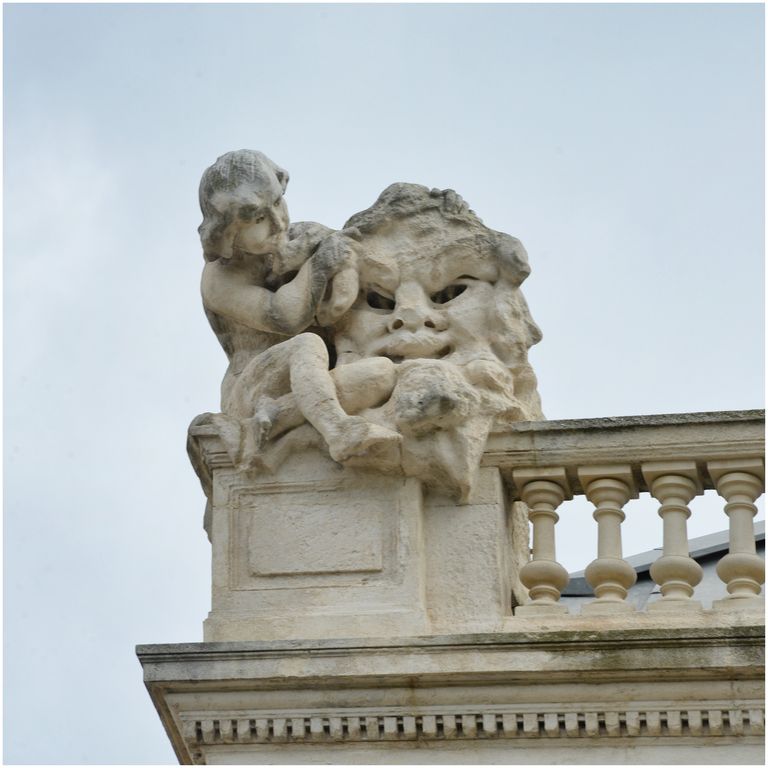 Façade principale. Sculpture d'angle du dernier étage. Antoine Injalbert.