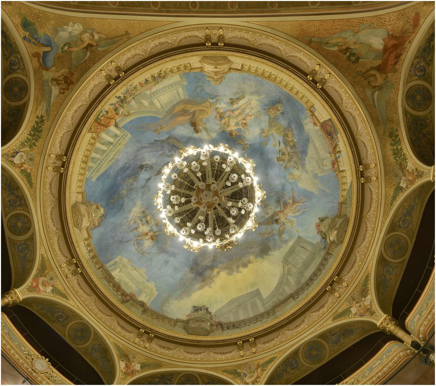 La salle. Plafond.