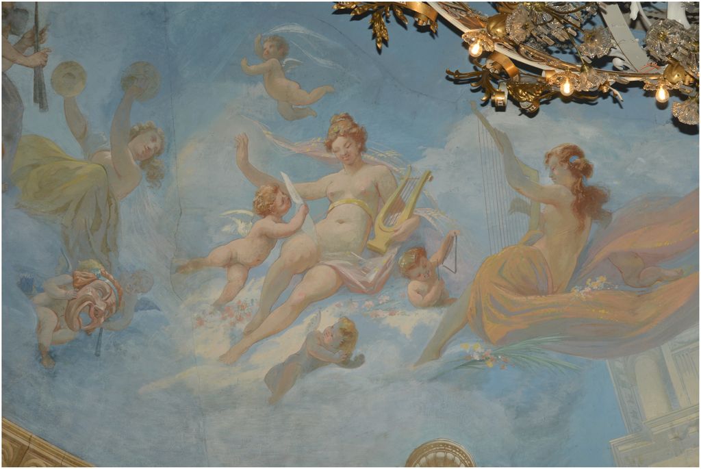 La salle. Plafond.