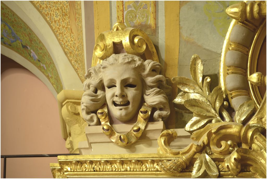 La salle. Les loges. Détail de la sculpture.