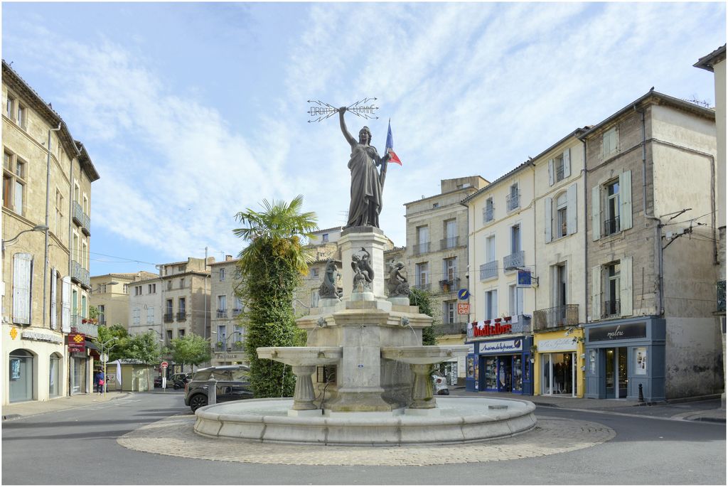 Fontaine. Statue de la République brandissant les Droits de l’homme.