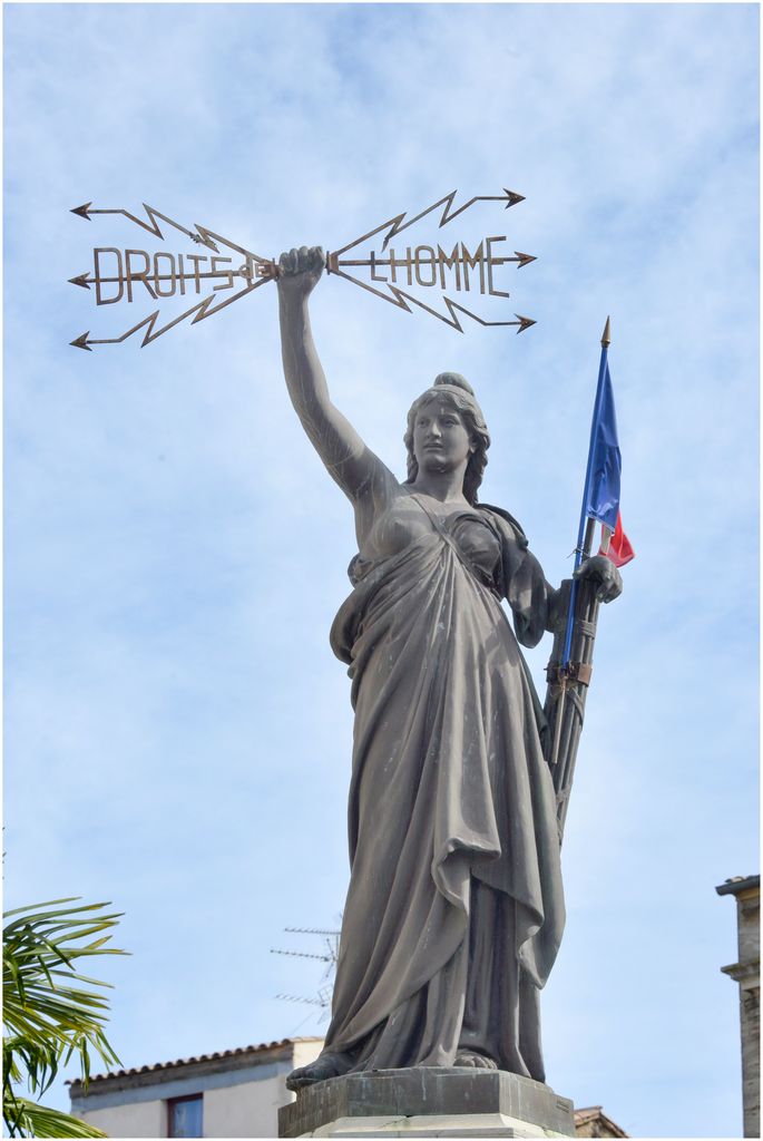 Fontaine. Statue de la République brandissant les Droits de l’homme.