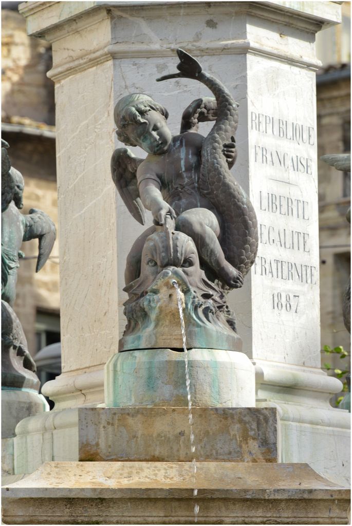 Fontaine. Putto chevauchant un triton.