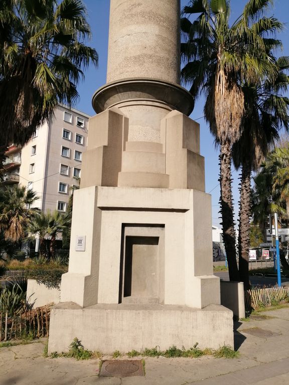 Détail du socle.