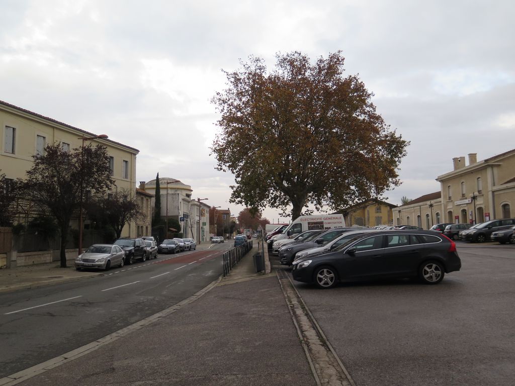 Avenue G. Clémenceau vers l’est, à droite le parvis de la gare SNCF de Lézignan-Corbières, à gauche se trouve le garage, reconnaissable à sa coupole.