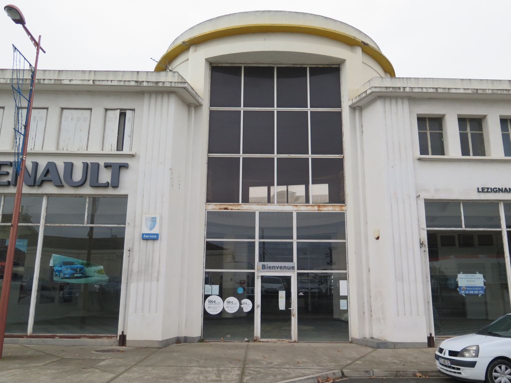 Façade sur l’avenue Georges-Clémenceau : entrée du hall d’exposition.