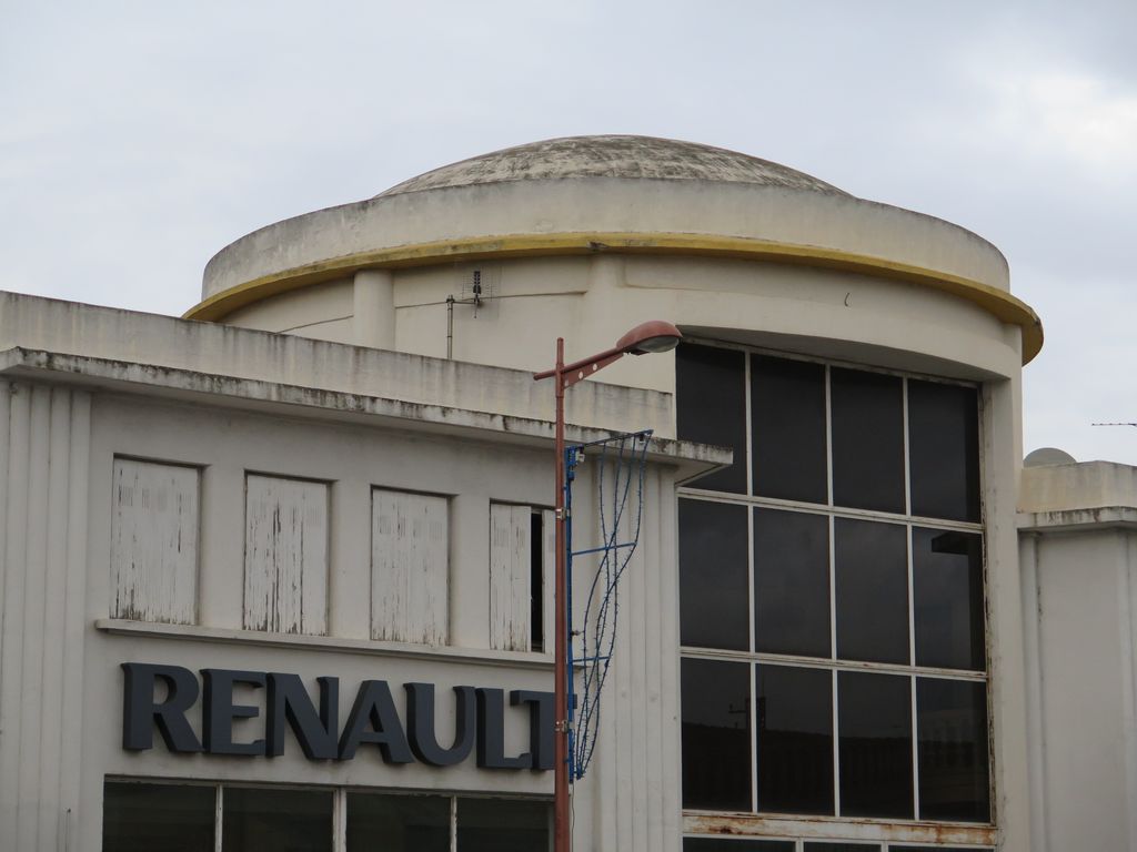 Façade sur l’avenue Georges-Clémenceau. Etage et coupole en béton.