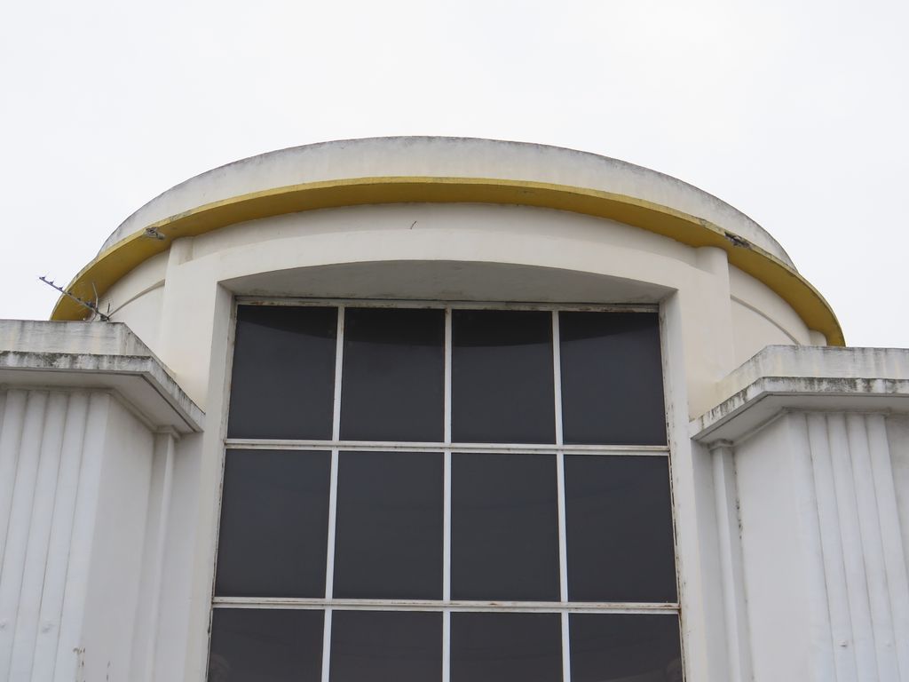 Façade sur l’avenue Georges-Clémenceau. Etage et coupole en béton. Détail du décor et de la verrière.