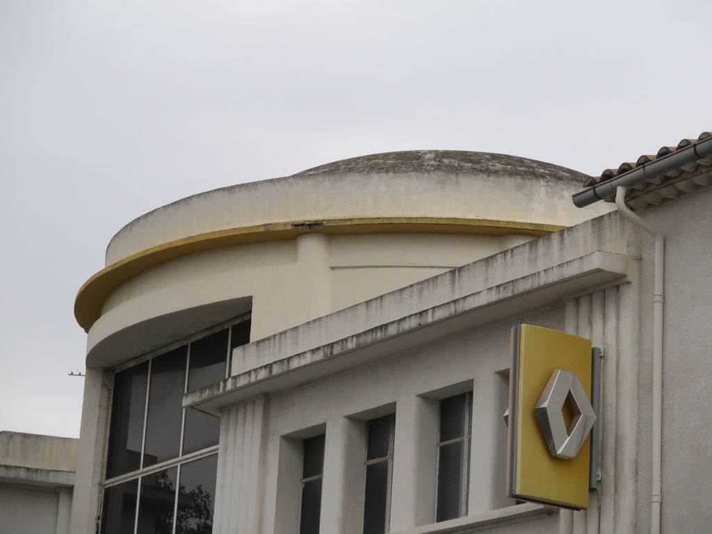 Façade sur l’avenue Georges-Clémenceau. Etage et coupole en béton.