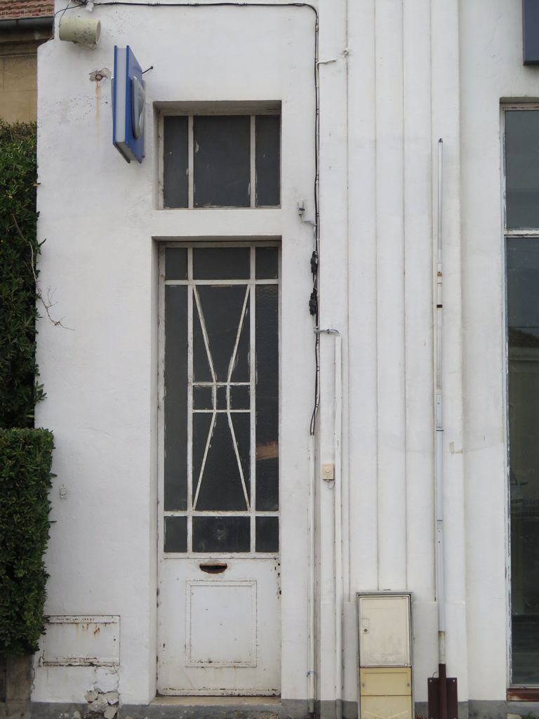 Façade sur l’avenue Georges-Clémenceau. Partie ouest, porte d’accès au logement.