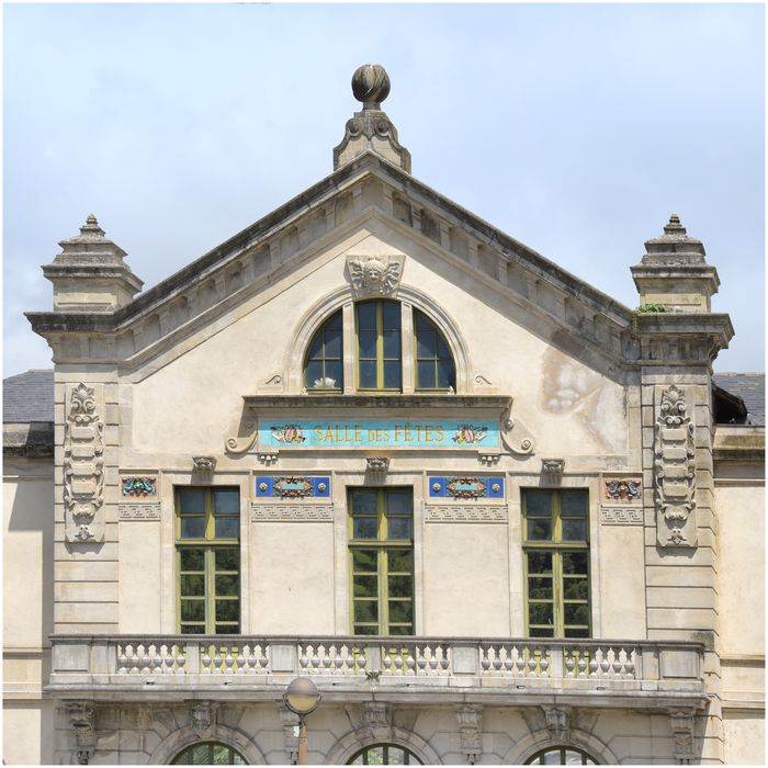 façade antérieure, vue partielle