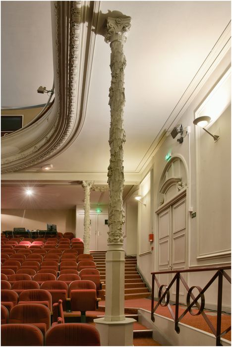 Salle, une des colonnes soutenant le balcon