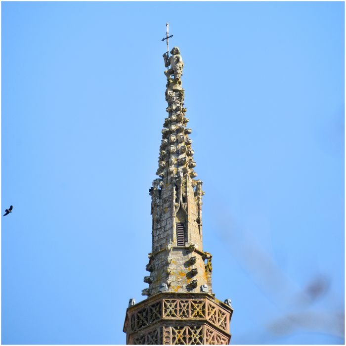 Clocher, flèche, statue : Saint Georges. Vue de face 