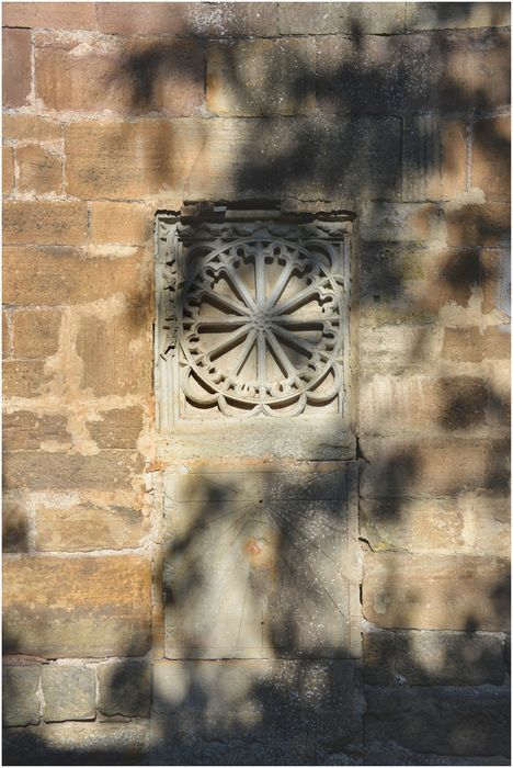 élévation sud, détail du cadran solaire et d’une ancienne baie