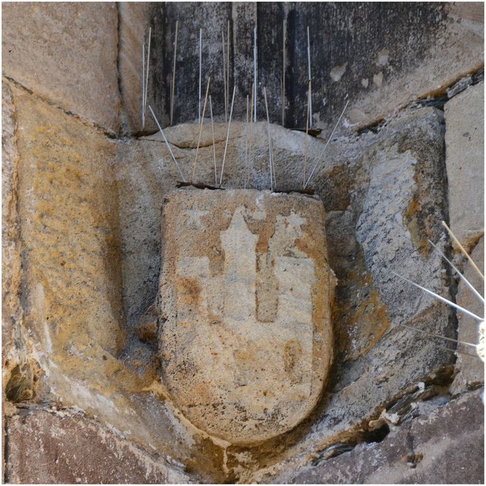 portail d’accès ouest, détail du culot de retombée de la voûté présentant un blason (château surmonté de 2 étoiles) 