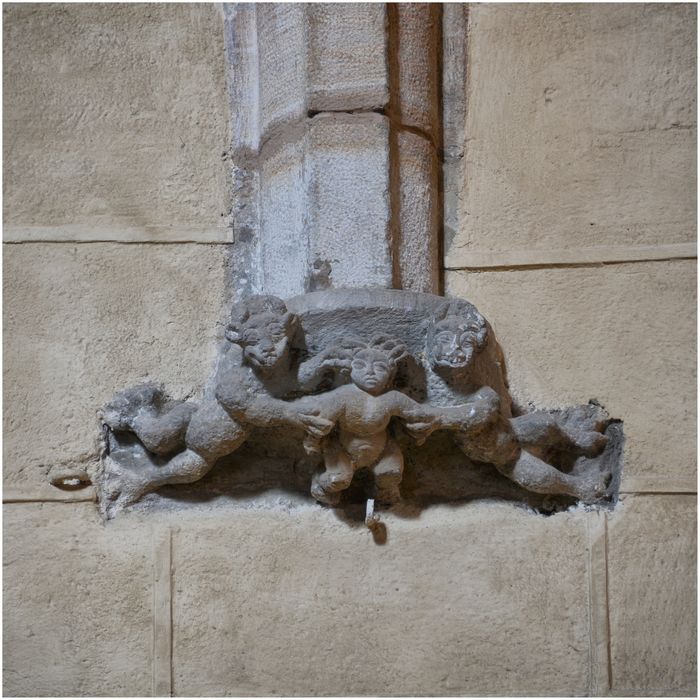 Nef, détail d’un culot sculpté (2 démons enlevant un enfant)