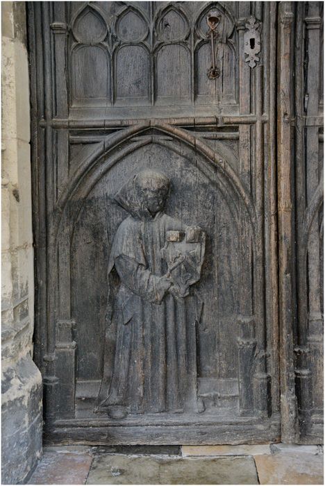 chapelle, porte d’accès ouest, vantail droit orné d'un chartreux présentant les armes de Catherine Garnier