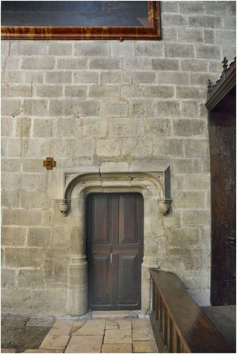 chapelle, porte sud menant à la chapelle mortuaire du petit cloître