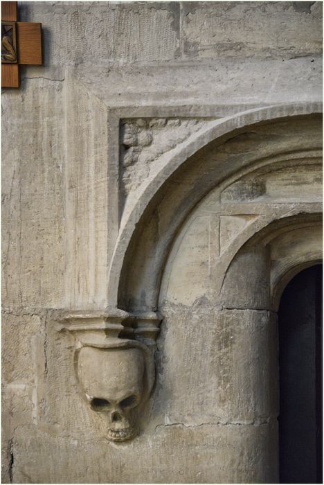 chapelle, détail du linteau de la porte sud menant à la chapelle mortuaire du petit cloître, 