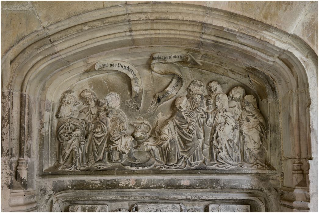 petit cloître, lavabo de cloître, haut-relief : Le lavement de pieds, vue partielle