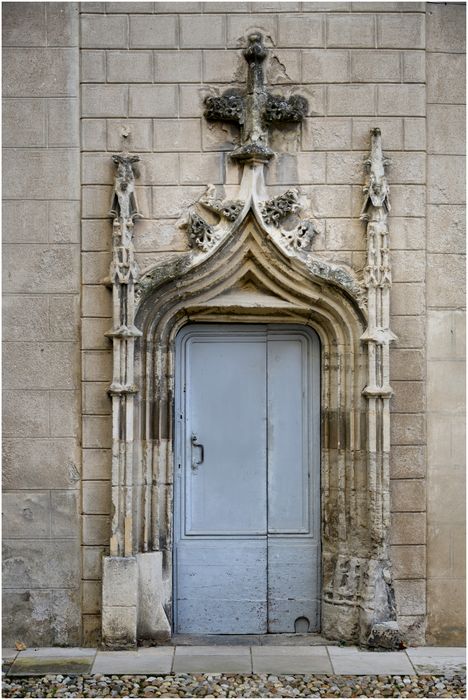 bâtiment en face chapelle conventuelle, porte déplacée (porte d'entrée au petit cloître)