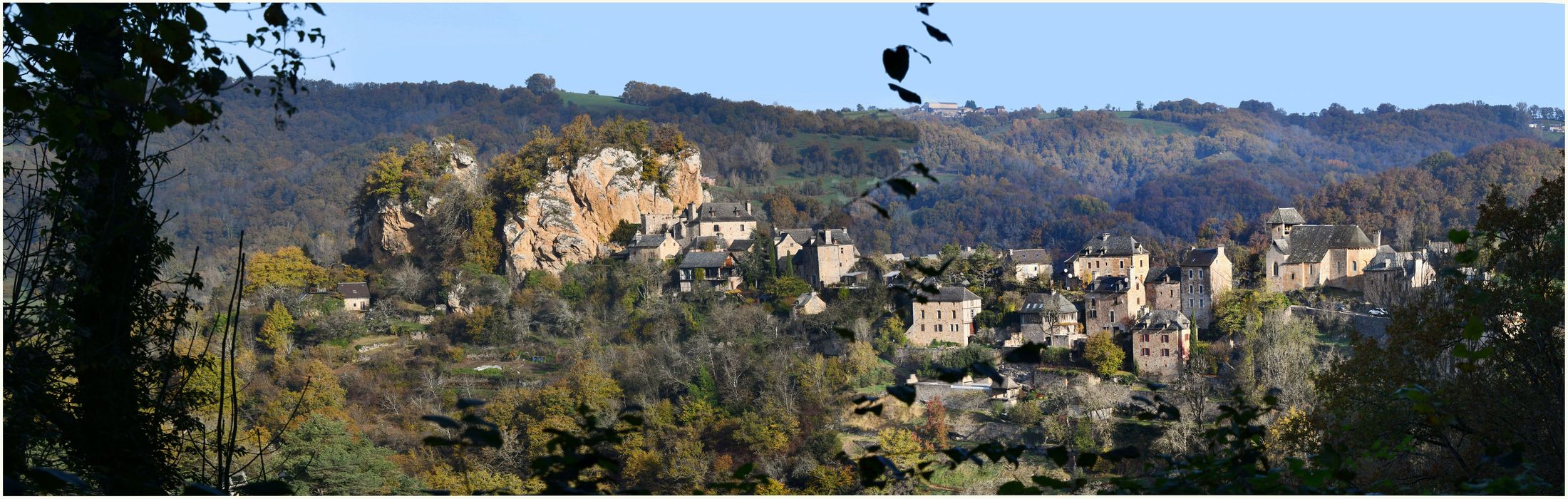 vue générale de l’église dans son environnement depuis l’Ouest