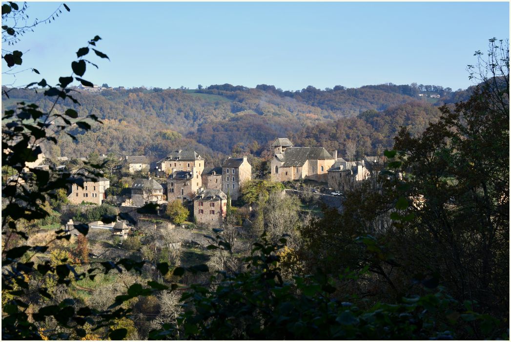 vue générale de l’église dans son environnement depuis le Sud-Ouest