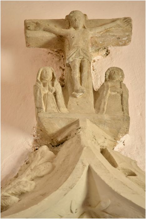 groupe sculpté : Vierge de Pitié, détail de la Crucifixion couronnant la niche