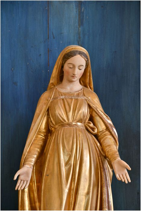 statue : Vierge, vue partielle