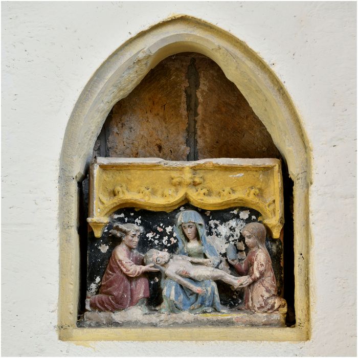 Bas-relief : Vierge de Pitié