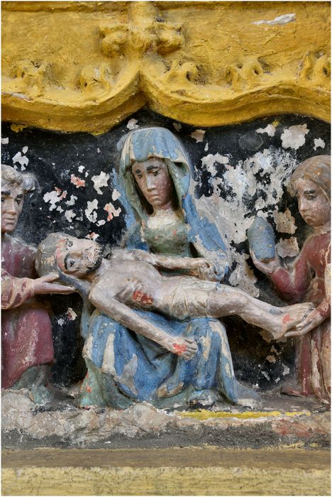 bas-relief : Vierge de Pitié, détail