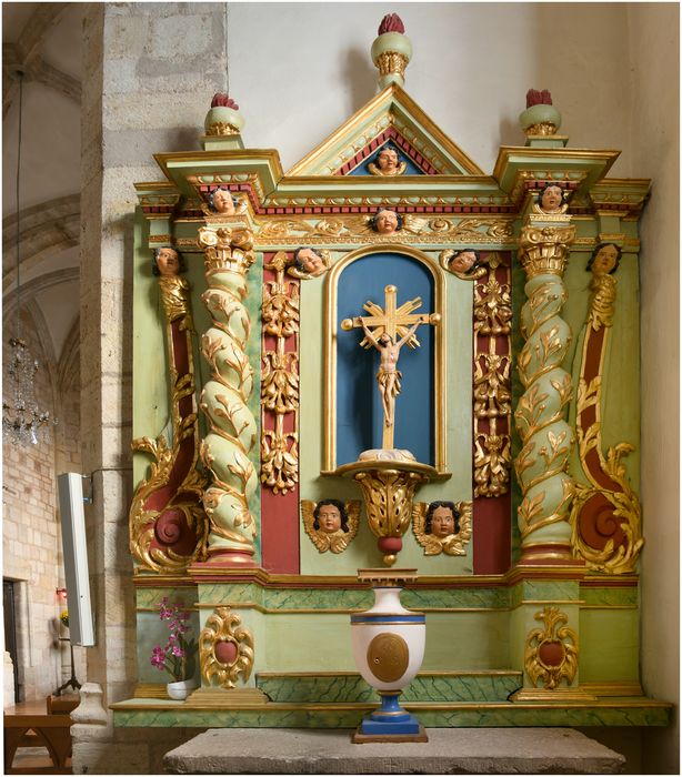 Retable d'une chapelle latérale et statue : Christ en croix