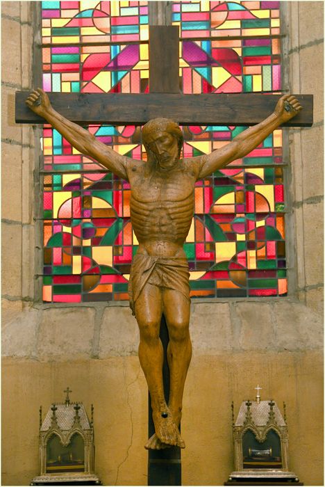 statue : Christ en croix