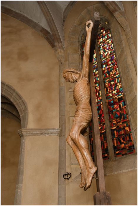 statue : Christ en croix, profil droit