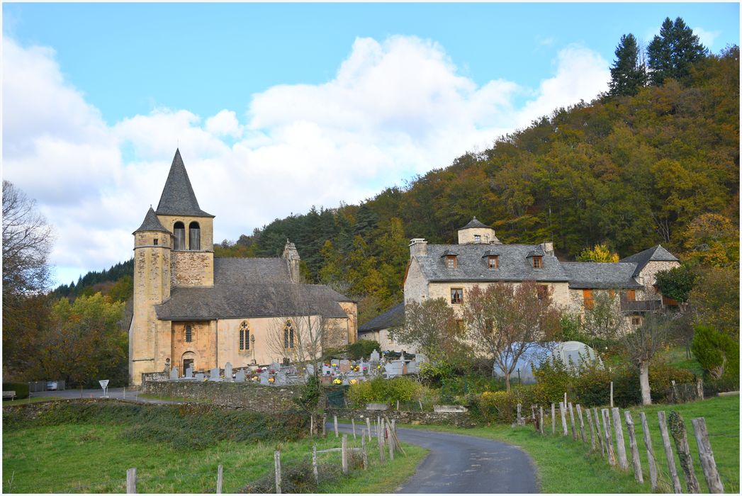 vue générale de l’église dans son environnement depuis le Sud-Ouest