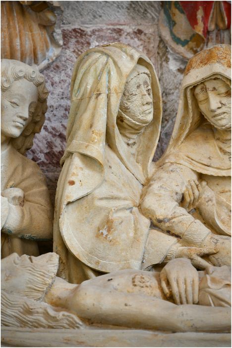 groupe sculpté : Mise au tombeau (la), détail d’une sainte femme