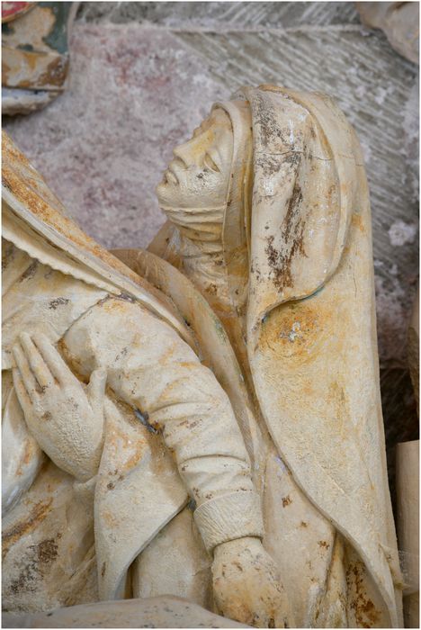 groupe sculpté : Mise au tombeau (la), détail d’une sainte femme