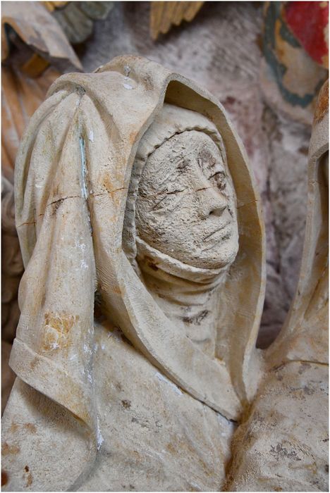 groupe sculpté : Mise au tombeau (la), détail d’une sainte femme