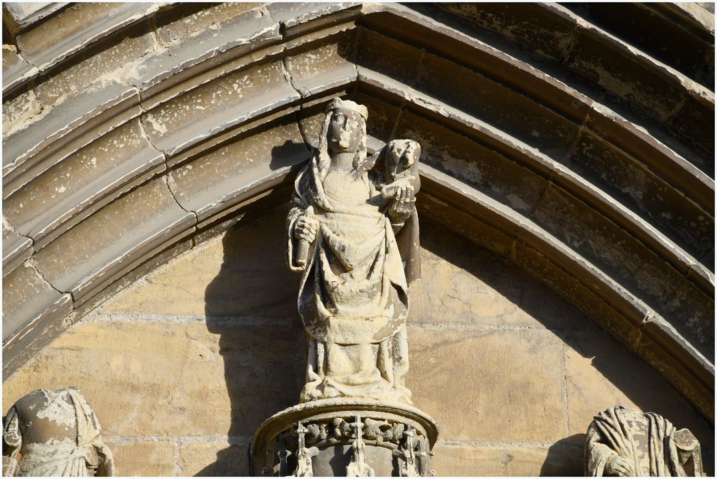 portail ouest, statue de la Vierge à l’Enfant