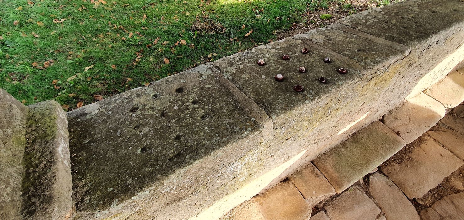 détail des cupules sur le mur-bahut