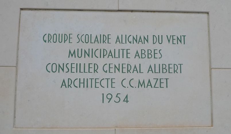 Plaque d’inauguration de l’école, mentionnant l’architecte, 1954.